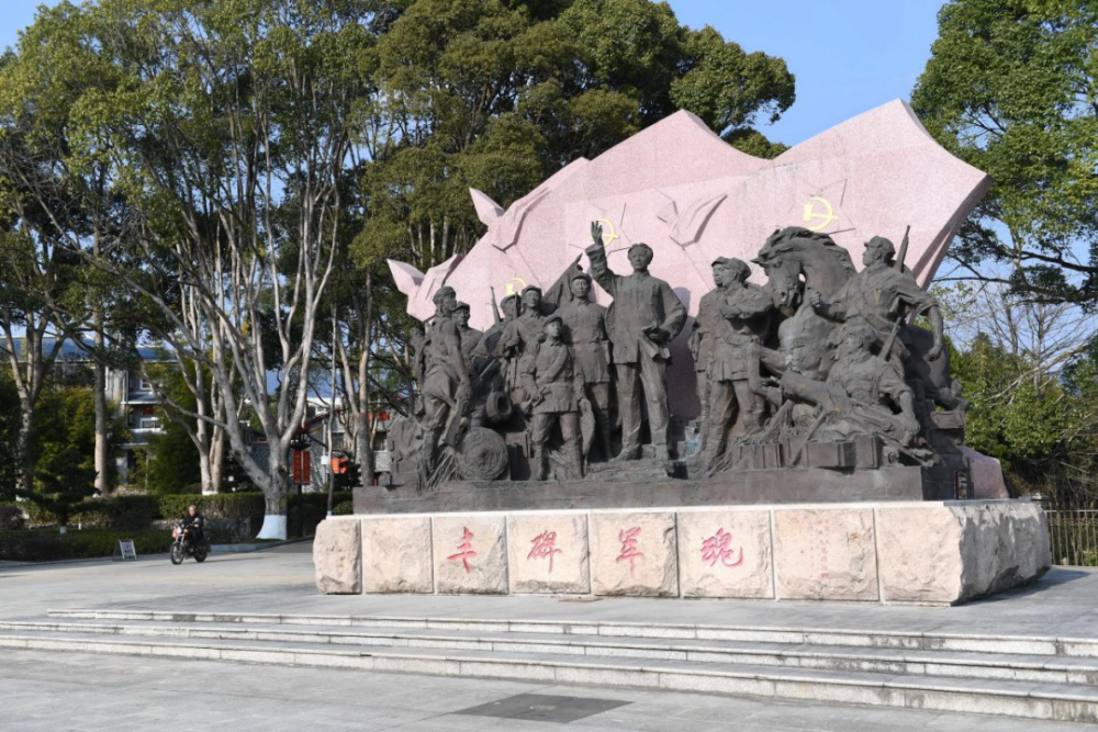 古田會議紀念館前的“豐碑軍魂”雕塑群（ 2021年1月25日攝）。新華社記者林善傳攝